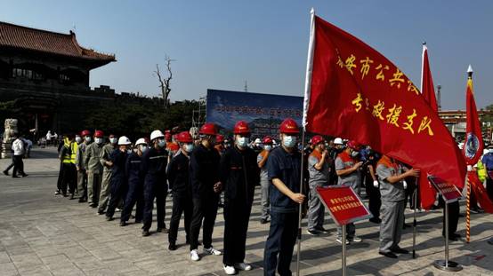开云手机在线登陆参加城市防汛应急抢险救援实战演练--设备安全科 纪润松